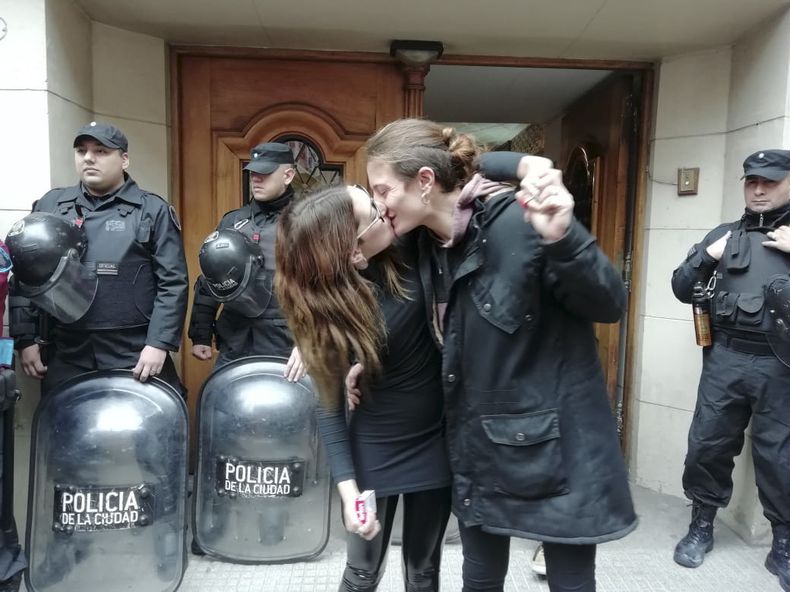 mujeres beso.jpg