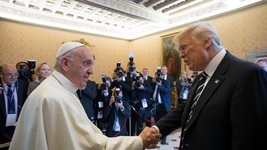 Francisco recibió a Trump en el Vaticano y resaltaron la necesidad de paz