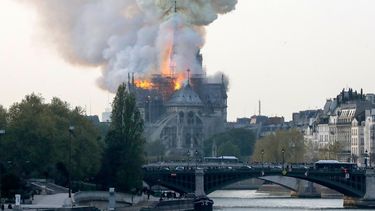 Incendio en la Catedral de Notre Dame: cayó la aguja de la torre principal