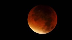 Una superluna azul de sangre da un espectáculo celestial