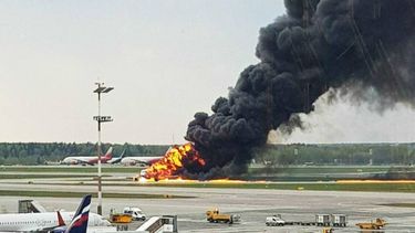 Al menos 41 muertos tras el aterrizaje de un avión en llamas en Moscú