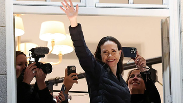 María Corina Machado reapareció en Oslo y cantó el himno con sus seguidores