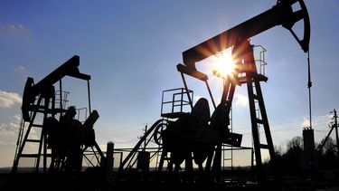 El petróleo supera los 100 dólares por barril en su semana más volátil en años El petróleo supera los 100 dólares por barril en su semana más volátil en años