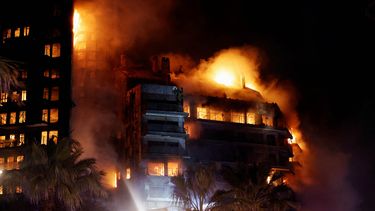 Terror en Valencia por incendio generalizado en dos edificio de 14 pisos