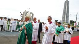Francisco instó a los cubanos a servir a las personas y no a las ideas