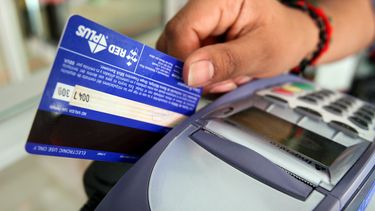 El Banco Central habilitó el pago en dólares con tarjetas de débito