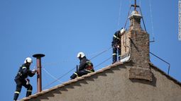 El Vaticano ya instaló la chimenea en la Capilla Sixtina para el cónclave