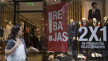 Las ventas en comercios minoristas bajaron 3,6% interanual en julio