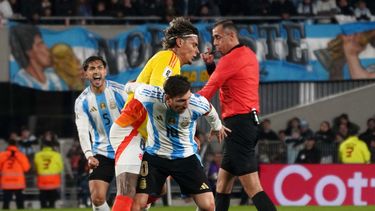 Con diez jugadores, Argentina igualó ante Colombia por las Eliminatorias