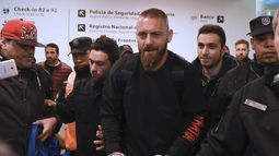 De Rossi llegó al país y decenas de hinchas de Boca lo recibieron en Ezeiza