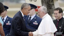 El papa Francisco fue recibido por Obama en inicio de su gira por EE.UU.
