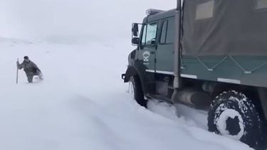 Fuerte temporal en Mendoza, San Juan y Catamarca: hay zonas aisladas con hasta cuatro metros de nieve