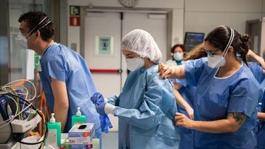 España registra más de 800 muertos en 24 horas y supera los 100.000 infectados