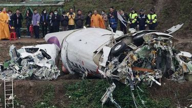 Taiwán: al menos 31 muertos y 12 desaparecidos al caer un avión