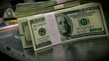 a pesar de la presion de caputo, los bancos aun no reciben los dolares del colchon