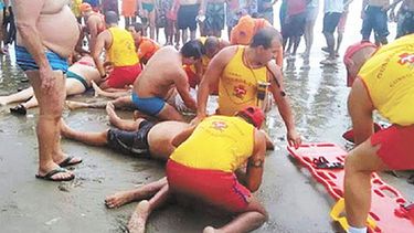 Cayó un rayo y mató al menos cuatro personas e hirió a otras cuatro en una playa de San Pablo