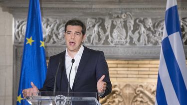 Grecia consiguió un nuevo rescate a costa de un severo ajuste