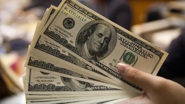 el dolar cerro en $1.455 y bajo $35 durante la semana