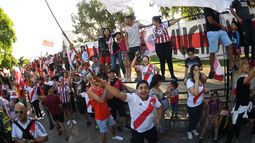 Emotivo recibimiento de los hinchas de River al plantel en el Monumental