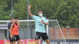 Scaloni confirmó que no viajará a Chile por PCR positivo