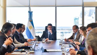 Massa trabaja en un paquete de medidas luego de regresar de China