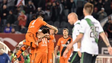 En su debut en el campeonato, River goleó a Banfield en el Monumental
