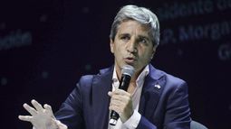 Caputo defendió el esquema cambiario de bandas y descartó liberar el dólar