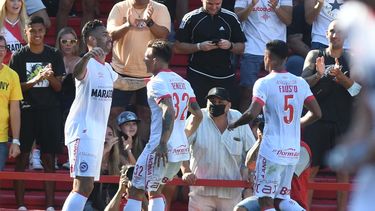 Argentinos se floreó y goleó a Newells en La Paternal