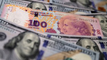 el dolar arranco el ano en alza, en el debut de las nuevas bandas cambiarias