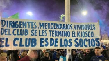 Tensión en Vélez: hinchas protestaron contra la comisión directiva