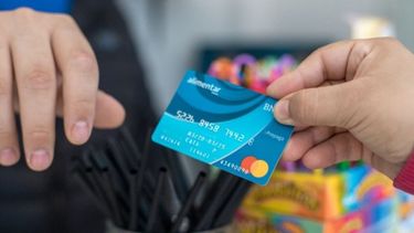 En junio aumentarán los montos de la Tarjeta Alimentar y de la AUH