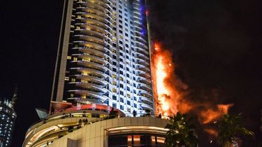 Un incendio consumió varios pisos de un famoso rascacielos de Dubai