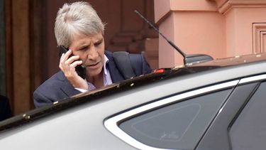 Caputo reiteró que no habrá devaluación y relativizó la salida de los dólares