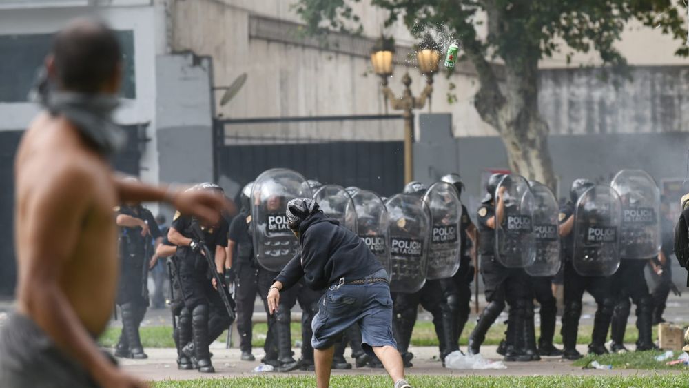 Reforma laboral: incidentes, gases, explosiones y detenidos en las afueras del Congreso Reforma laboral: incidentes, gases, explosiones y detenidos en las afueras del Congreso