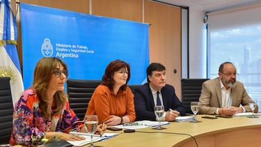 El Gobierno oficializó el aumento del Salario Mínimo Vital y Móvil