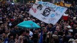 La misa ricotera en Plaza de Mayo: miles de fanáticos despiden al Indio Solari La misa ricotera en Plaza de Mayo: miles de fanáticos despiden al Indio Solari